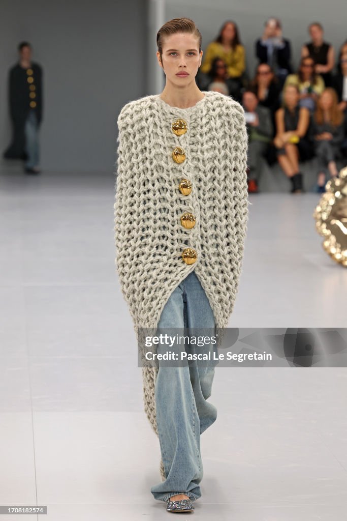 Loewe : Runway - Paris Fashion Week - Womenswear Spring/Summer 2024