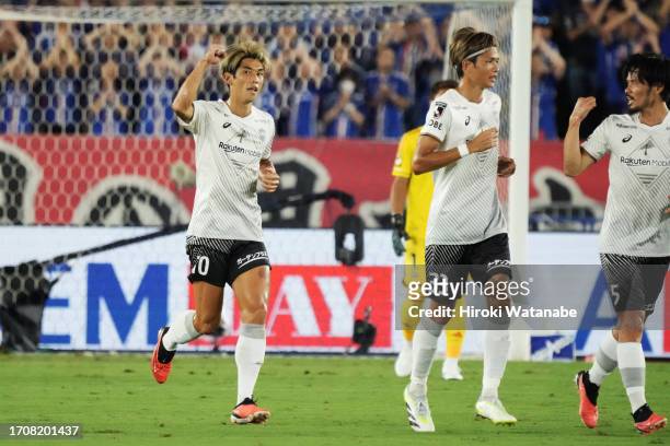 Yuya Osako of Vissel Kobe celebrates scoring his team's first goal during the J.LEAGUE Meiji Yasuda J1 29th Sec. Match between Yokohama F･Marinos and...