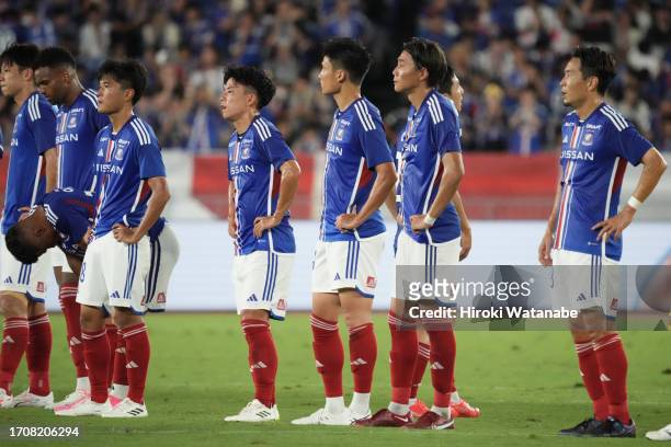 Players of Yokohama F.Marinos shows dejection after the J.LEAGUE Meiji Yasuda J1 29th Sec. Match between Yokohama F･Marinos and Vissel Kobe at Nissan...