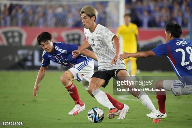Ryotaro Tsunoda of Yokohama F.Marinos and Yuya Osako of Vissel Kobe compete for the ball during the J.LEAGUE Meiji Yasuda J1 29th Sec. Match between...