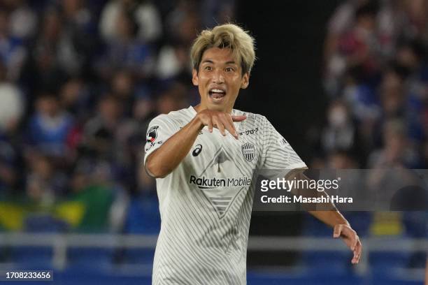 Yuya Osako of Vissel Kobe looks on during the J.LEAGUE Meiji Yasuda J1 29th Sec. Match between Yokohama F･Marinos and Vissel Kobe at Nissan Stadium...