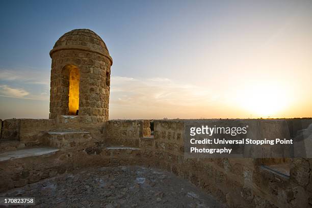 tower at the bahrain fort ruins - manama stock-fotos und bilder
