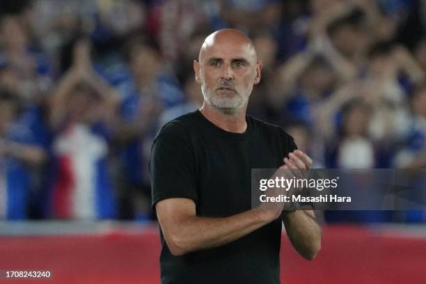 Kevin Muscat,coach of Yokohama F.Marinos looks on during the J.LEAGUE Meiji Yasuda J1 29th Sec. Match between Yokohama F･Marinos and Vissel Kobe at...