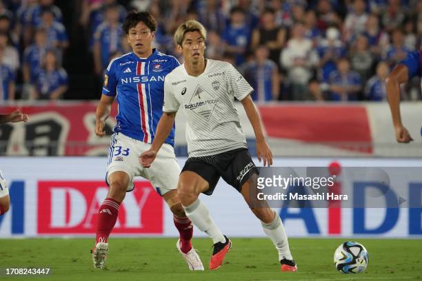Yuya Osako of Vissel Kobe in action during the J.LEAGUE Meiji Yasuda J1 29th Sec. Match between Yokohama F･Marinos and Vissel Kobe at Nissan Stadium...