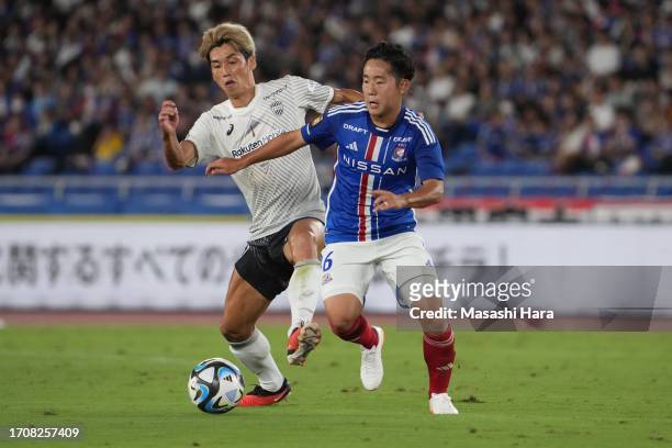 Kota Watanabe of Yokohama F.Marinos and Yuya Osako of Vissel Kobe compete for the ball during the J.LEAGUE Meiji Yasuda J1 29th Sec. Match between...