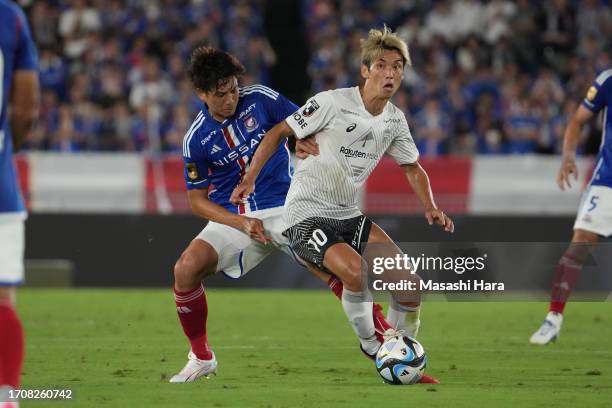 Yuya Osako of Vissel Kobe and Ryotaro Tsunoda of Yokohama F.Marinos compete for the ball during the J.LEAGUE Meiji Yasuda J1 29th Sec. Match between...