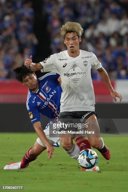 Yuya Osako of Vissel Kobe and Ryotaro Tsunoda of Yokohama F.Marinos compete for the ball during the J.LEAGUE Meiji Yasuda J1 29th Sec. Match between...