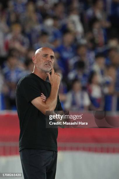 Kevin Muscat,coach of Yokohama F.Marinos looks on during the J.LEAGUE Meiji Yasuda J1 29th Sec. Match between Yokohama F･Marinos and Vissel Kobe at...