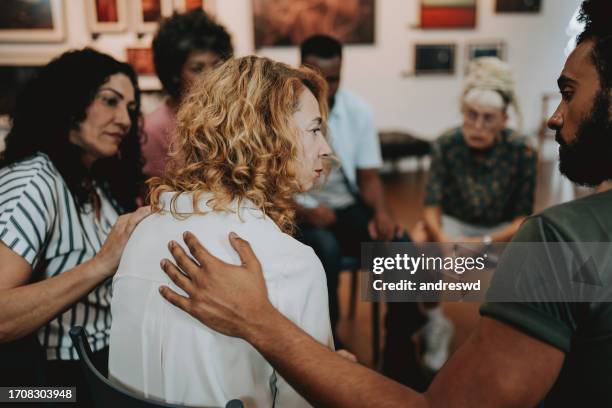 apoyo mental, consolar a otra persona - dolor fotografías e imágenes de stock