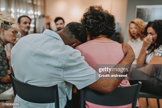 mental support, comforting another person - grief 個照片及圖片檔