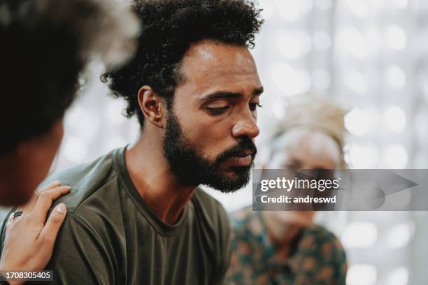 persona emotiva nel gruppo di supporto mentale - depressione foto e immagini stock