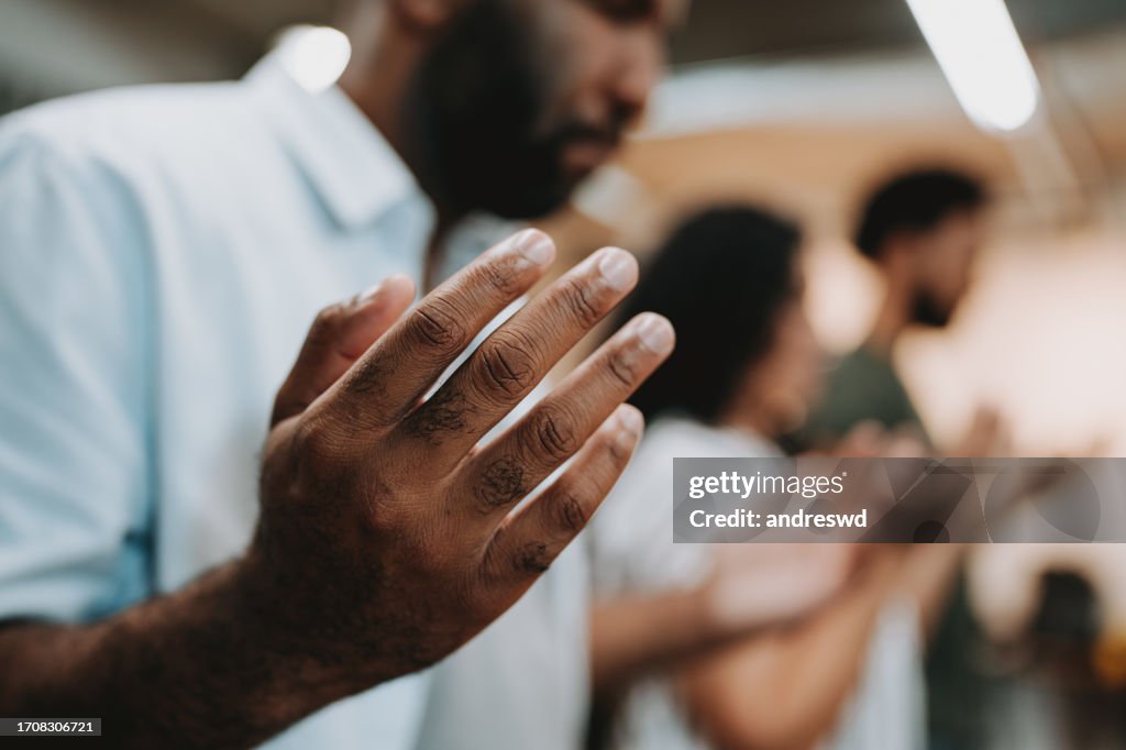 Gruppe von Menschen, die um mentale Unterstützung beten