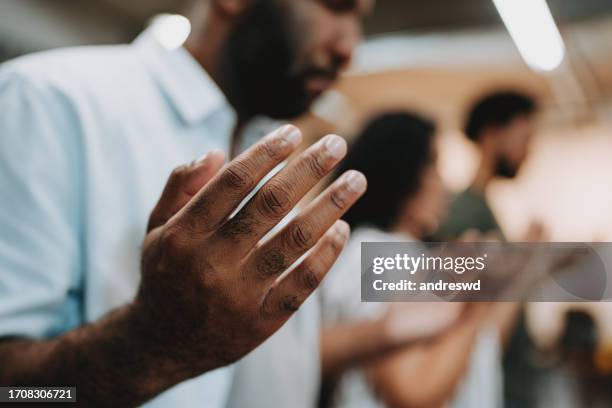 gruppo di persone che pregano per il sostegno mentale - pregare foto e immagini stock