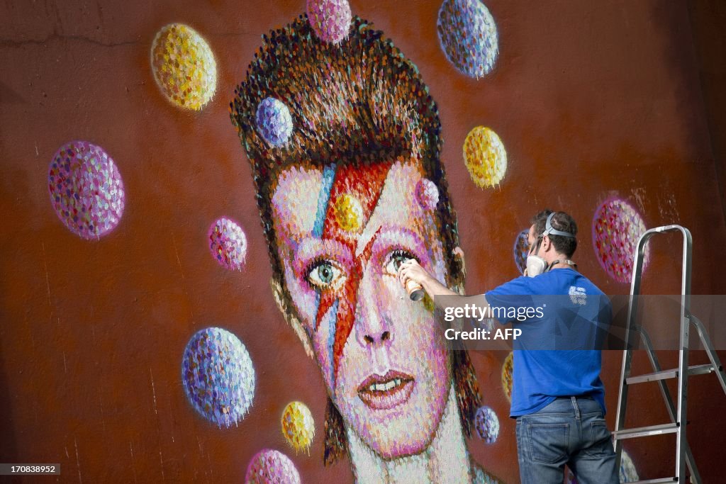 BRITAIN-STREET-ART-BOWIE