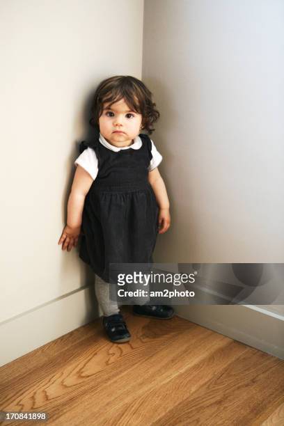 niña de pie con un vestido - vestido stock-fotos und bilder