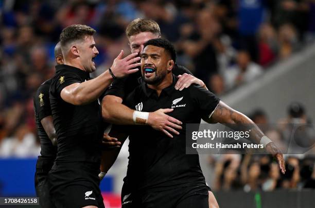 Ardie Savea of New Zealand celebrates with teammates after scoring his team's fourth try during the Rugby World Cup France 2023 match between New...