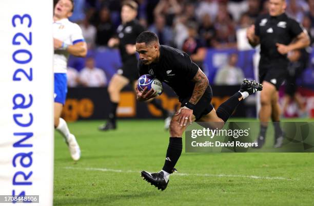 Aaron Smith of New Zealand breaks with the ball to score his team's sixth try during the Rugby World Cup France 2023 match between New Zealand and...