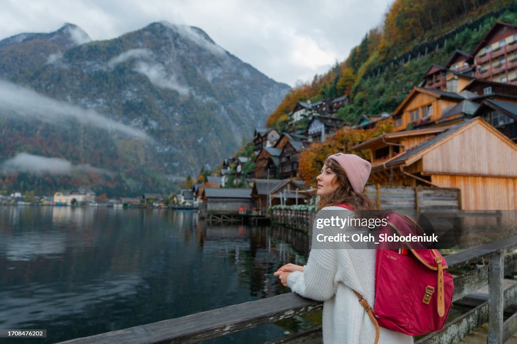 Frau erkundet Hallstatt