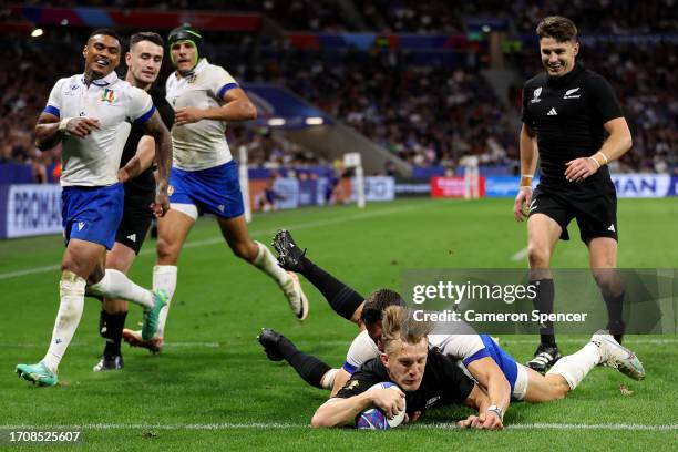 Damian McKenzie of New Zealand scores his team's eleventh try during the Rugby World Cup France 2023 match between New Zealand and Italy at Parc...