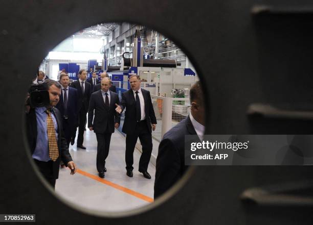 Russian President Vladimir Putin visits the Obukhov Plant in St. Petersburg on June 19, 2013. AFP PHOTO / RIA NOVOSTI / PRESIDENTIAL PRESS SERVICE /...