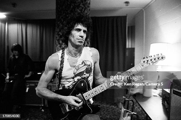 Keith Richards of the Rolling Stones is photographed on November 16, 1981 backstage at Richfield Coliseum in Cleveland, Ohio. CREDIT MUST READ: Ken...