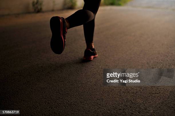 silhouette of female feet to the jogging - pied humain photos et images de collection