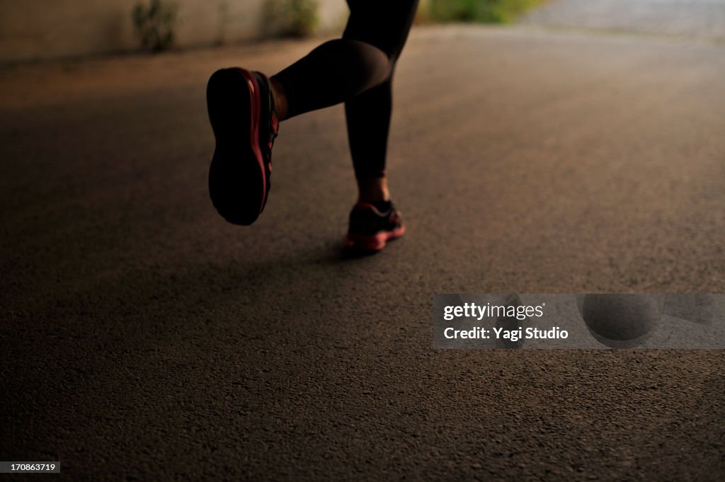 Silhouette of female feet to the jogging