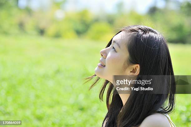 close up of woman in nature - japanese woman looking up stockfoto's en -beelden