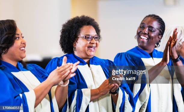mujeres negras cantando en el coro de la iglesia - túnica fotografías e imágenes de stock