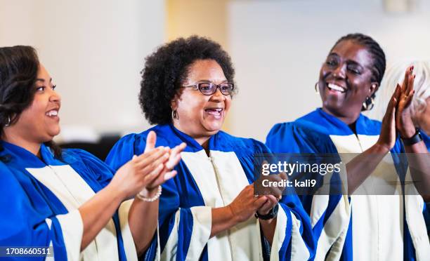 mujeres negras cantando en el coro de la iglesia - ceremonial robe fotografías e imágenes de stock