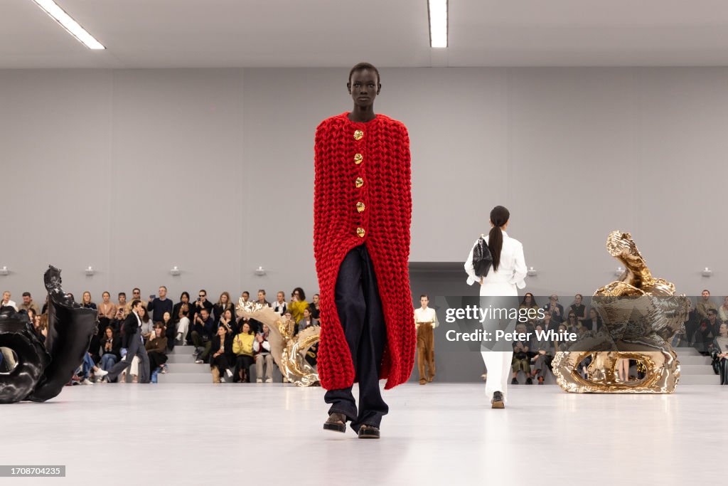 Loewe : Runway - Paris Fashion Week - Womenswear Spring/Summer 2024