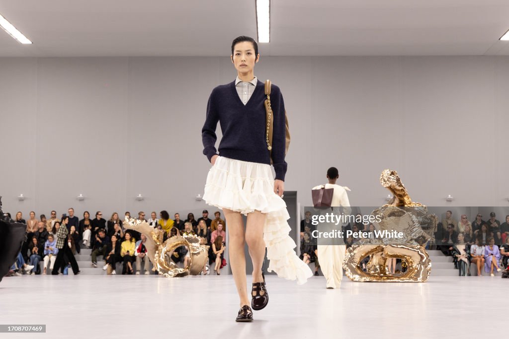 Loewe : Runway - Paris Fashion Week - Womenswear Spring/Summer 2024