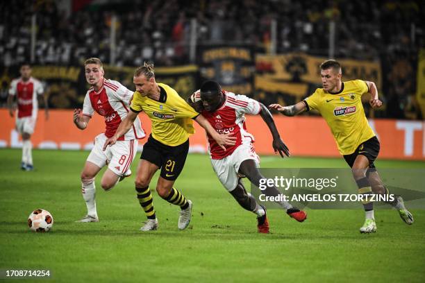 S Croatian defender Domagoj Vida fights for the ball with Ajax's Dutch forward Brian Brobbey and Ajax's Dutch midfielder Kenneth Taylor during the...