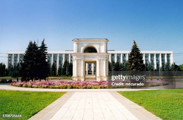 government house and the arc de triomphe - great national assembly square, chisinau, moldova - moldova city stock pictures, royalty-free photos & images