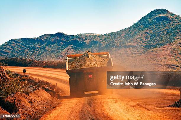 iron ore truck,tom price, australia - banagan dumper truck stock pictures, royalty-free photos & images