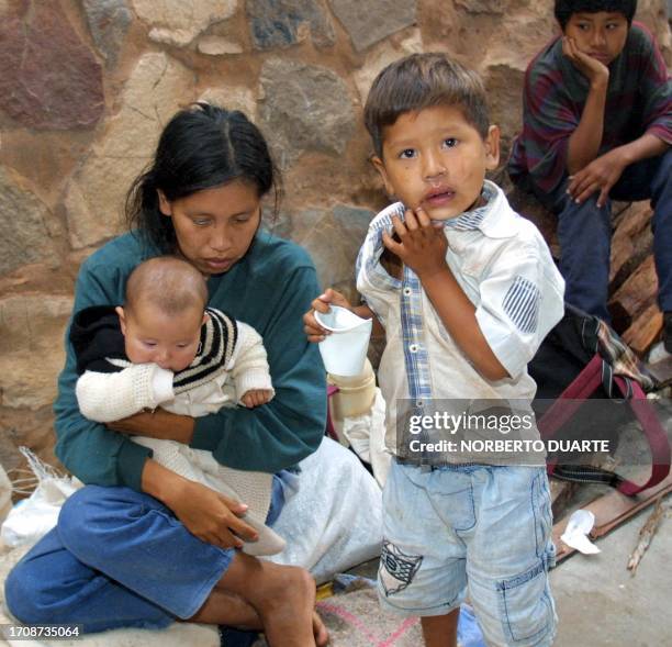 Indigenous families prepare for tomorrows demonstration in Asuncion, Paraguay 13 September 2002. Una mujer indigenas con sus hijos, partidaria del ex...