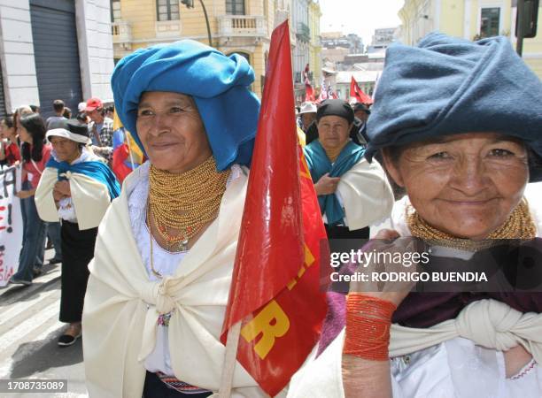 Indigenas otavaleñas participan de la marcha del día del Trabajo en el centro de Quito, el 01 de mayo de 2005. Con una marcha multitudinaria los...