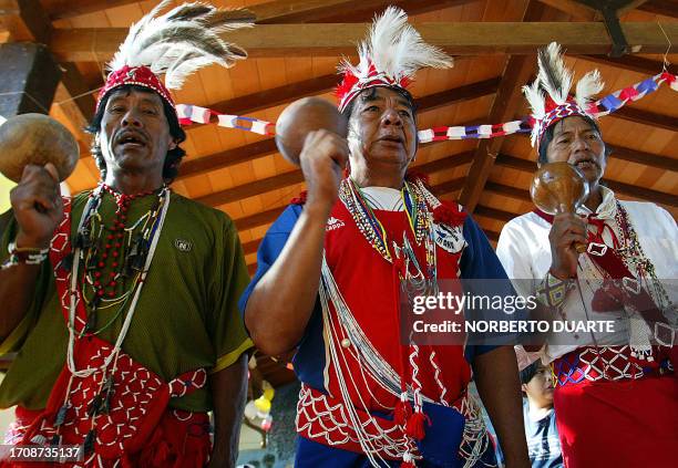 Natives of the Paraguayan ethnic group Maka perform their "Ancestors Dance" 19 April 2007 in Mariano Roque Alonso, some 20 km from Asuncion, during...