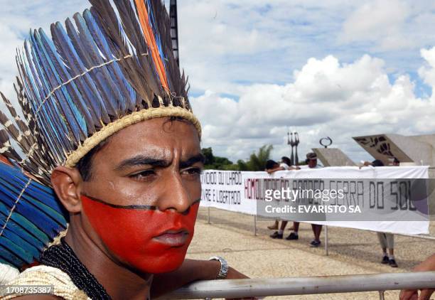 Un indigena de la tribu Makuxi, provenientes del estado de Rondonia al norte de Brasil, participa de una protesta que reclama la homologacion de la...