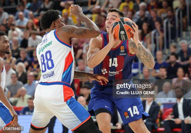 Barcelona's Spanish Guillermo "Willy" Hernangomez vies with Istanbul's US Tyrique Jones during the Euroleague basketball match between FC Barcelona...