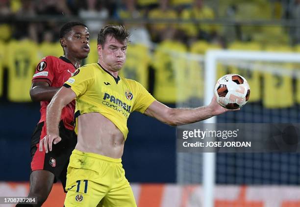 Rennes' French defender Warmed Omari vies with Villarreal's Norwegian forward Alexander Sorloth during the UEFA Europa League 1st round day 2 Group F...
