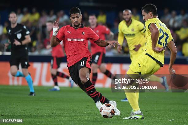 Rennes' French midfielder Ludovic Blas vies with Villarreal's Algerian defender Aissa Mandi during the UEFA Europa League 1st round day 2 Group F...