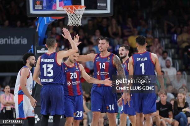 Barcelona players celebrate victory at the end of the Euroleague basketball match between FC Barcelona and Anadolu Efes Istanbul at the Palau...