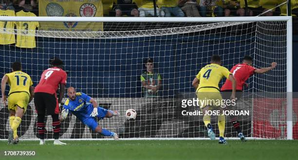 Villarreal's Spanish goalkeeper Pepe Reina catches the ball during the UEFA Europa League 1st round day 2 Group F football match between Villarreal...