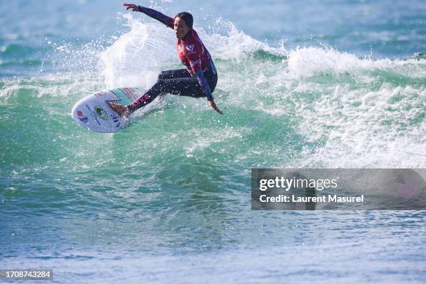 Sally Fitzgibbons of Australia surfs in Heat 1 of the Round of 16 at the EDP Vissla Ericeira Pro on October 5, 2023 at Ribeira D'Ilhas, Ericeira,...
