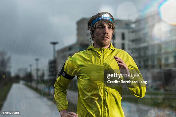 runner jogging in the rain - hardwork stock pictures, royalty-free photos & images