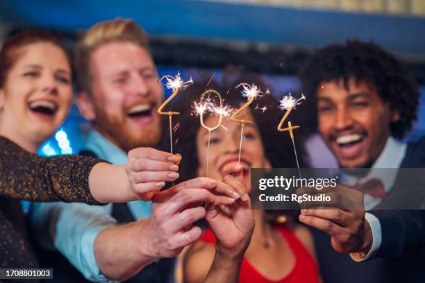 deux couples avec feux de bengale - new year party photos et images de collection