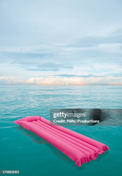 inflatable raft floating in tropical water - luftmatratze von oben stock-fotos und bilder