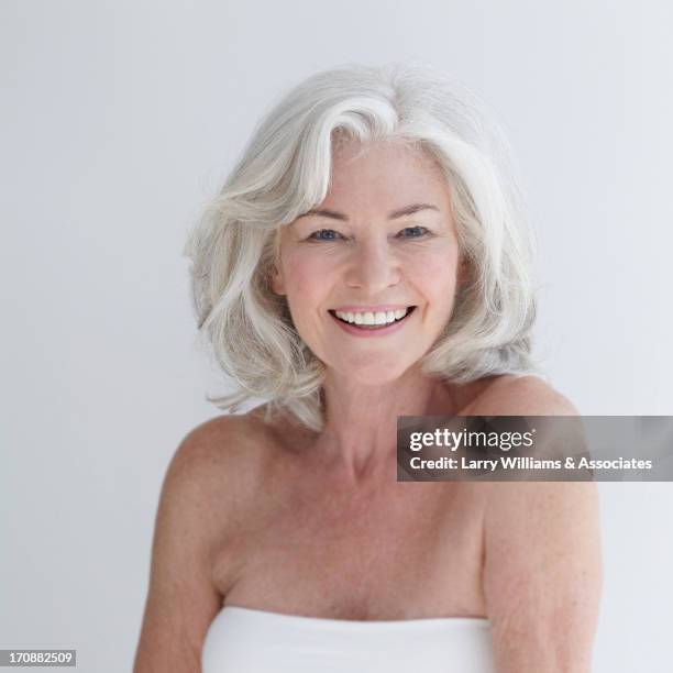 caucasian woman smiling - cheveux gris photos et images de collection