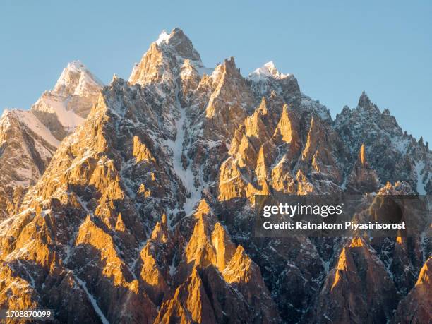 close up shot sunset scene passu mountain range in karakoram range in himalayas mountains along karakoram highway in spring. northern pakistan - gilgit baltistan photos et images de collection